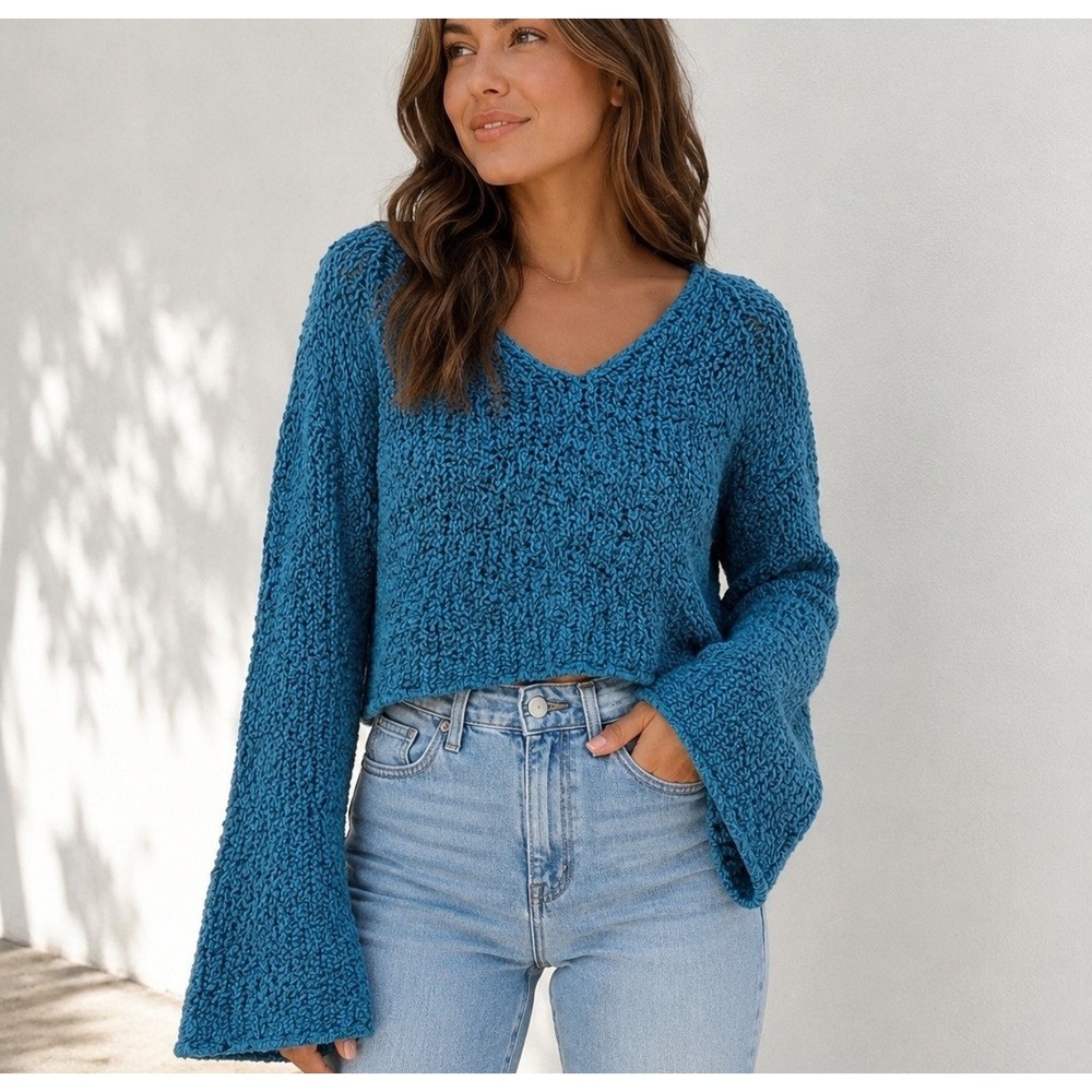 Free People Blue Chunky Knit Cropped Sweater Bell Flare Sleeve Boho V-Neck M
